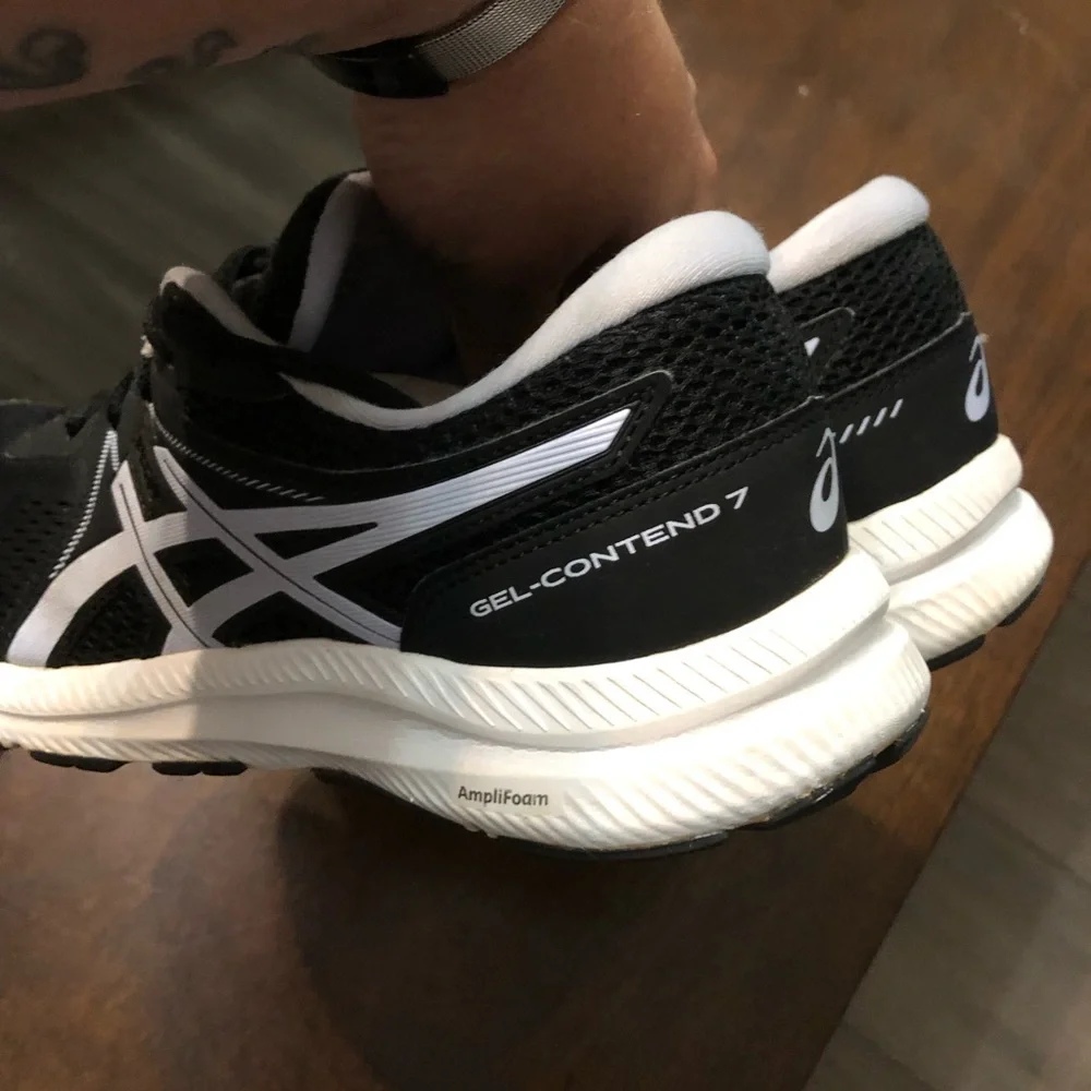 Women’s ASICS Gel Contend 7 Black White size 10